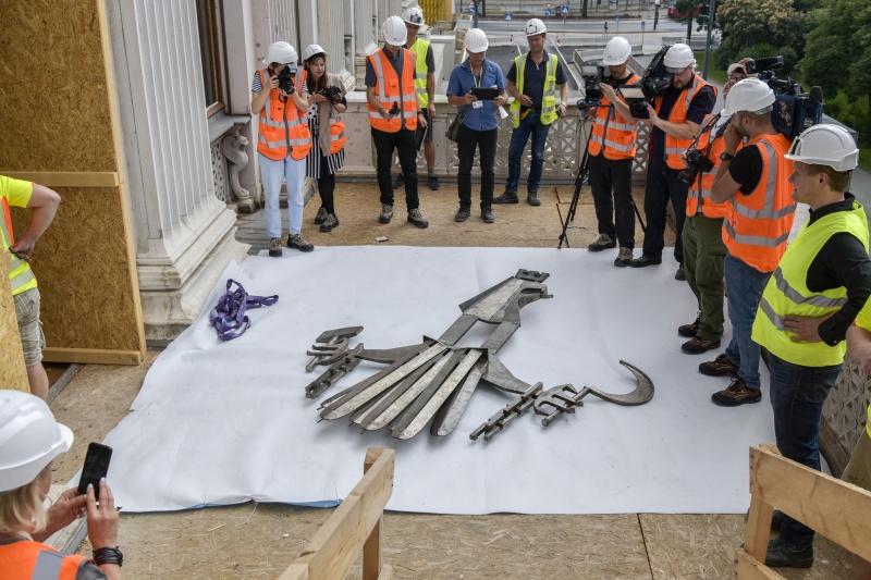 Demontage und Abtransport des Wappenadlers aus dem Nationalratssitzungssaal