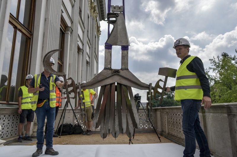 Demontage und Abtransport des Wappenadlers aus dem Nationalratssitzungssaal