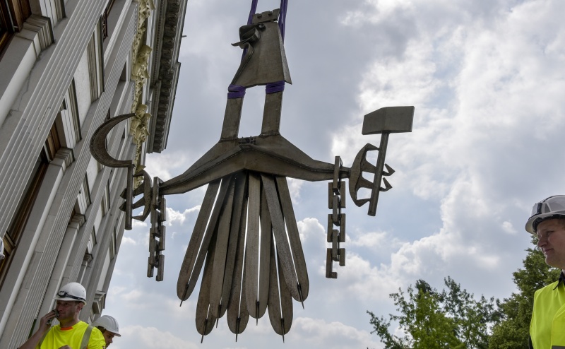 Demontage und Abtransport des Wappenadlers aus dem Nationalratssitzungssaal