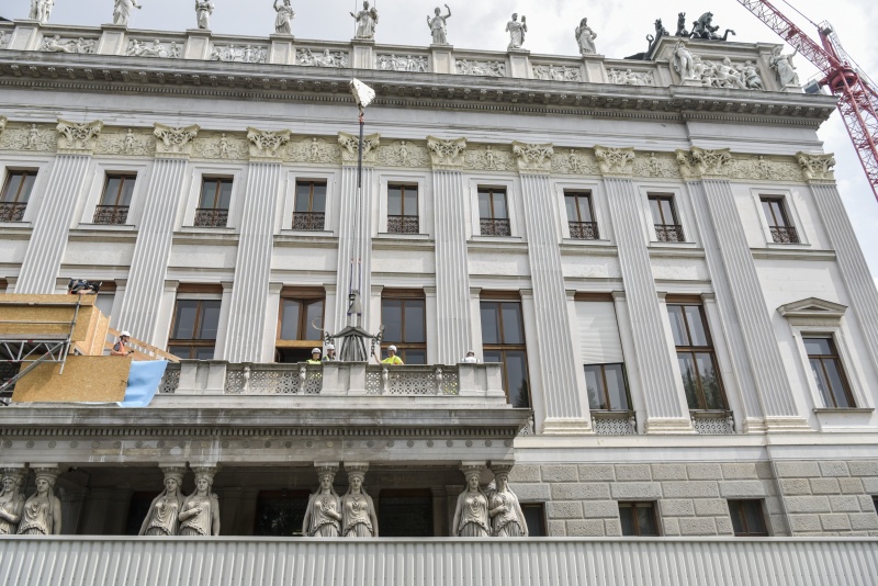 Demontage und Abtransport des Wappenadlers aus dem Nationalratssitzungssaal