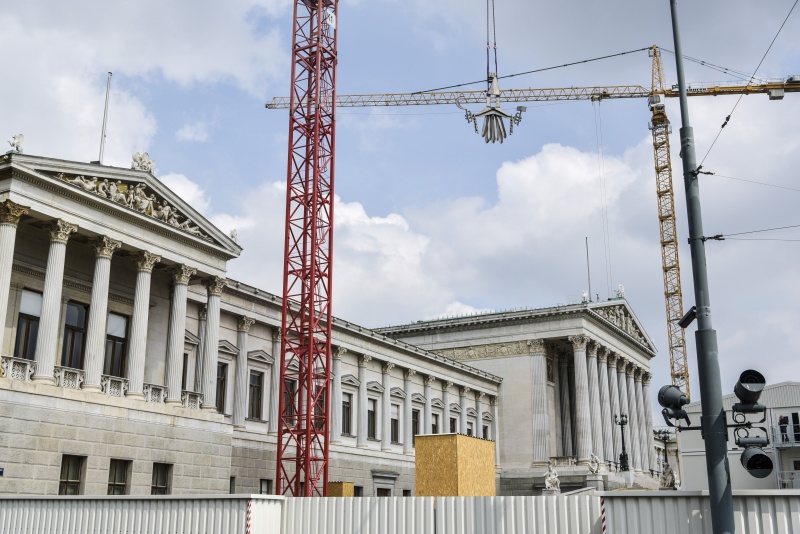 Demontage und Abtransport des Wappenadlers aus dem Nationalratssitzungssaal