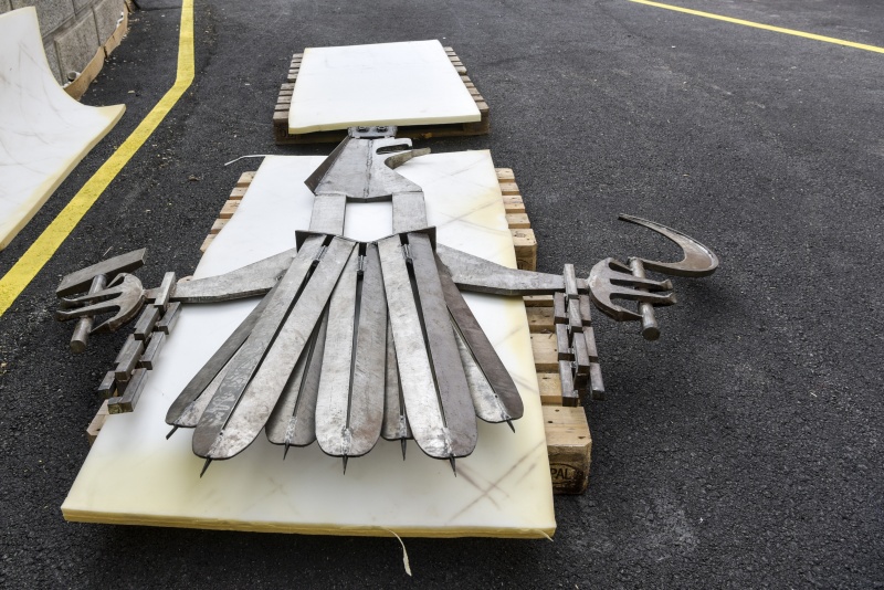 Demontage und Abtransport des Wappenadlers aus dem Nationalratssitzungssaal