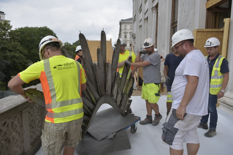 Demontage und Abtransport des Wappenadlers aus dem Nationalratssitzungssaal