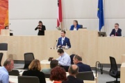 Am Rednerpult: Nationalratsabgeordneter Volker Reifenberger (F)