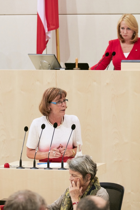 Am Rednerpult: Nationalratsabgeordnete Andrea Michaela Schartel (F)