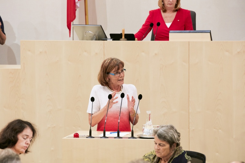 Am Rednerpult: Nationalratsabgeordnete Andrea Michaela Schartel (F)