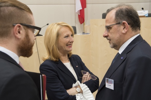 Von links: Nationalratspräsidentin Doris Bures (S), Präsident des Europäischen Wirtschafts- und Sozialausschusses Luca Jahier im Gespräch