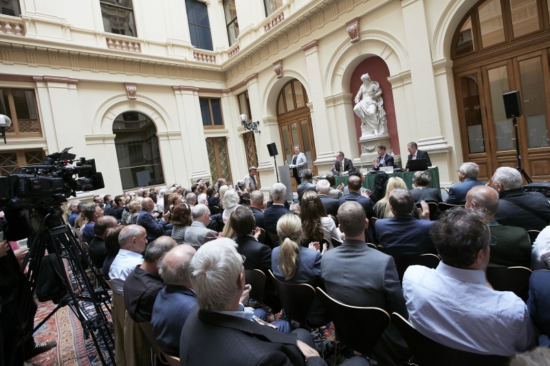 Begrüßung durch Dritte Nationalratspräsidentin Anneliese Kitzmüller (F) am Rednerpult. Blick Rchtung VeranstaltungsteilnehmerInnen