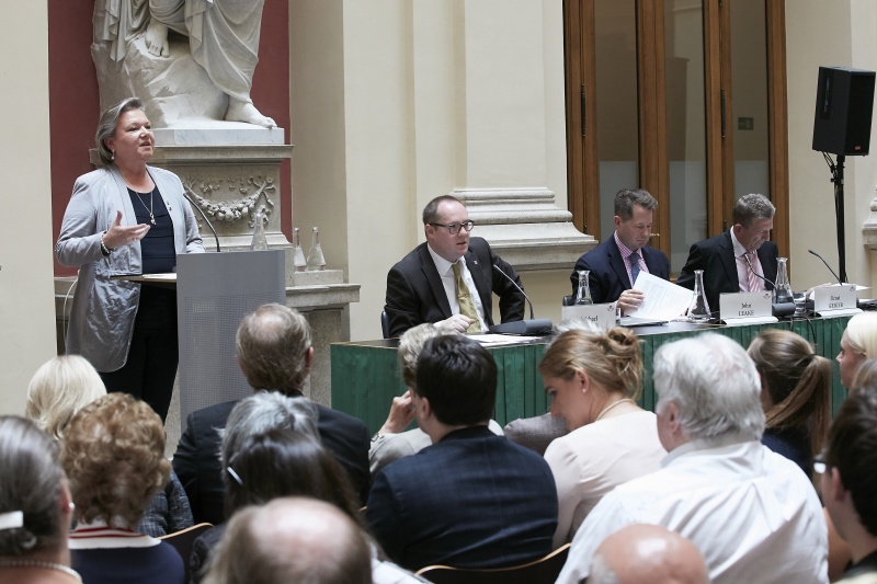 Begrüßung durch Dritte Nationalratspräsidentin Anneliese Kitzmüller (F)