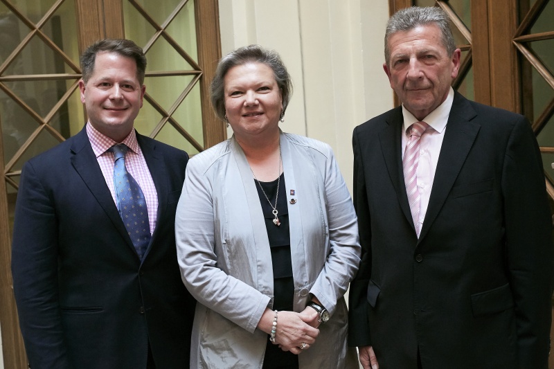 von rechts: Ernst Geiger, Dritte Nationalratspräsidentin Anneliese Kitzmüller (F), John Leake