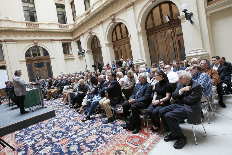 Begrüßung durch Dritte Nationalratspräsidentin Anneliese Kitzmüller (F) am Rednerpult. Blick Richtung VeranstaltungsteilnehmerInnen