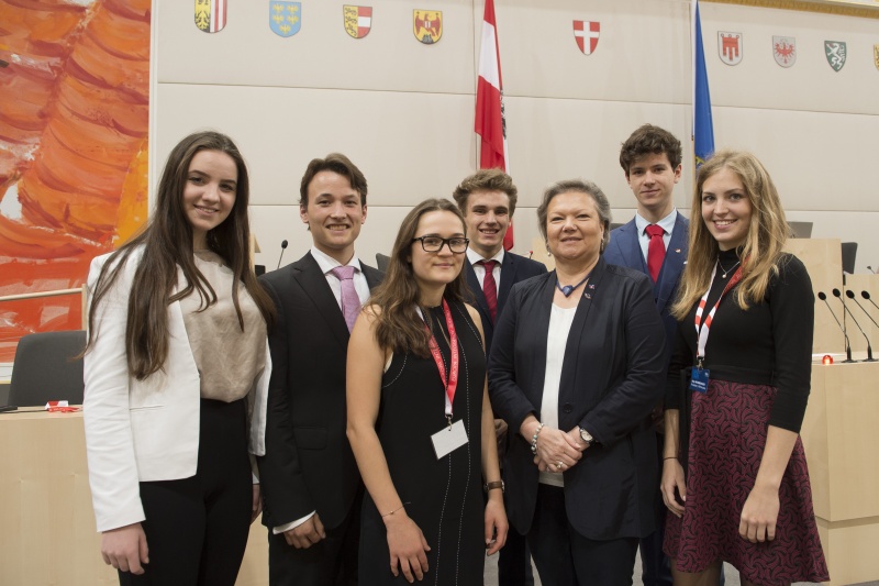 Von links: Saskia Bergmann, Julius Lajtha, Lilly Imhof, Simon Becke, Dritte Nationalratspräsidentin Anneliese Kitzmüller (F), Alexander Buchinger, Anja Weinberger
