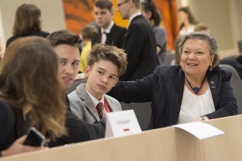 Von rechts: Dritte Nationalratspräsidentin Anneliese Kitzmüller (F) im Gespräch mit VeranstaltungsteilnehmerInnen