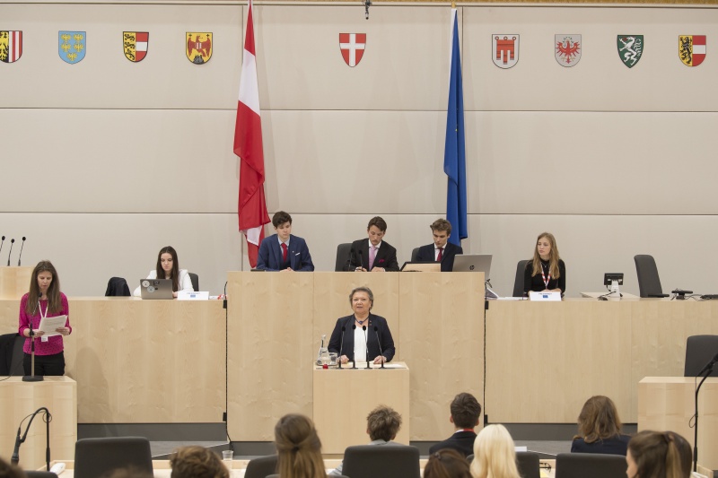 Am Rednerpult: Dirtte Nationalratspräsidentin Anneliese Kitzmüller (F)