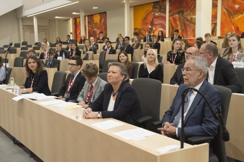 Von rechts: Bundespräsident Alexander Van der Bellen, Dritte Nationalratspräsidentin Anneliese Kitzmüller (F), VeranstaltungsteilnehmerInnen