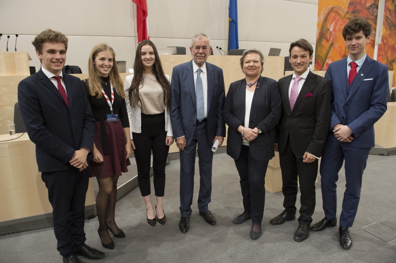 Von links: Simon Becke, Anja Weinberger, Saskia Bergmann, Bundespräsident Alexander Van der Bellen, Dritte Nationalratspräsidentin Anneliese Kitzmüller (F), Julius Lajtha, Alexander Buchinger
