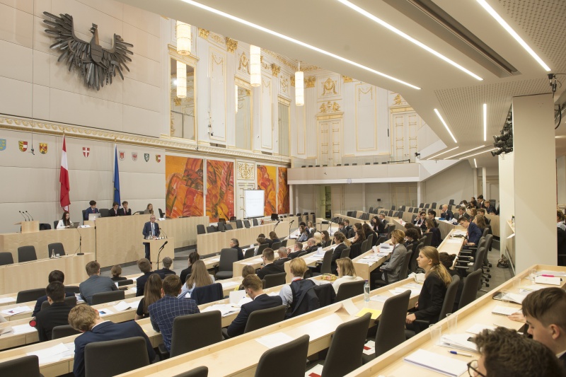 Am Rednerpult: Bundespräsident Alexander Van der Bellen. Blick Richtung VeranstaltungsteilnehmerInnen