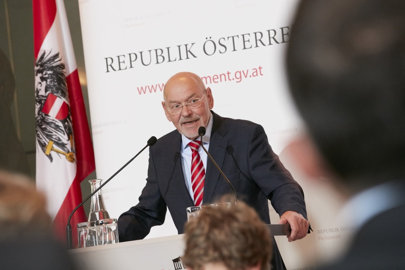 Begrüßung durch Bundesratspräsident Reinhard Todt (S)