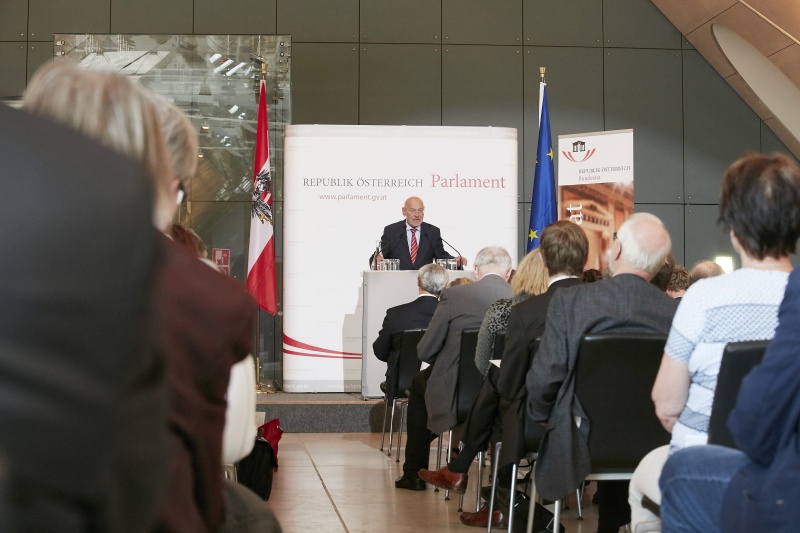 Begrüßung durch Bundesratspräsident Reinhard Todt (S)