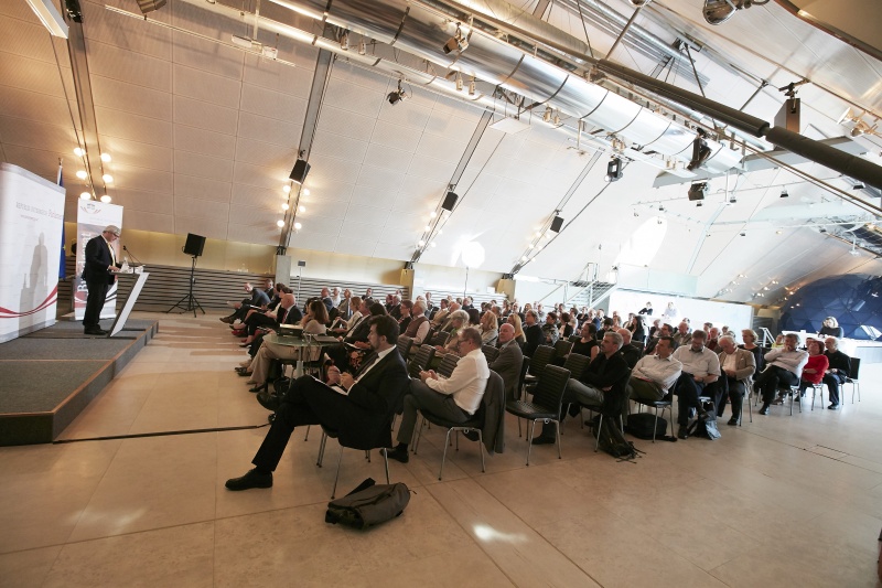 Andreas Kovar Geschäftsführer Kovar & Partner am Rednerpult. Blick Richtung SymposiumsteilnehmerInnen