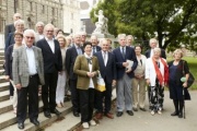 Gruppenfoto mit Nationalratspräsident Wolfgang Sobotka (V) und VeranstaltungstgeilnehmerInnen im Burggarten