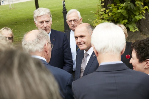 Nationalratspräsident Wolfgang Sobotka (V) im Gespräch mit VeranstaltungsteilnehmerInnen im Burggarten