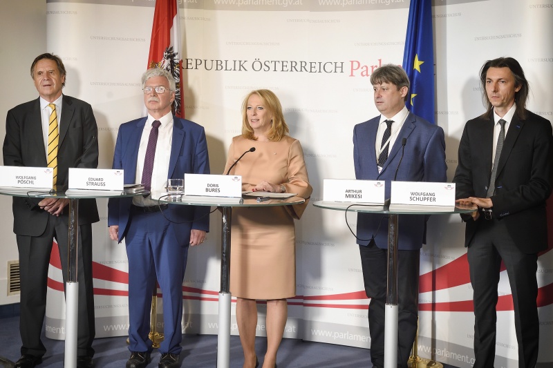 Von links: Verfahrensrichterstellvertreter Wolfgang Pöschl, Verfahrensrichter Eduard Strauss, Zweite Nationalratspräsidentin Doris Bures (S), Verfahrensanwalt Arthur Mikesi, Verfahrensanwaltstellvertreter Wolfgang Schupfer