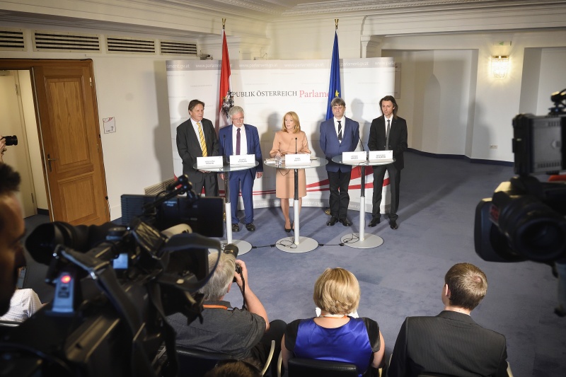 Von links: Verfahrensrichterstellvertreter Wolfgang Pöschl, Verfahrensrichter Eduard Strauss, Zweite Nationalratspräsidentin Doris Bures (S), Verfahrensanwalt Arthur Mikesi, Verfahrensanwaltstellvertreter Wolfgang Schupfer