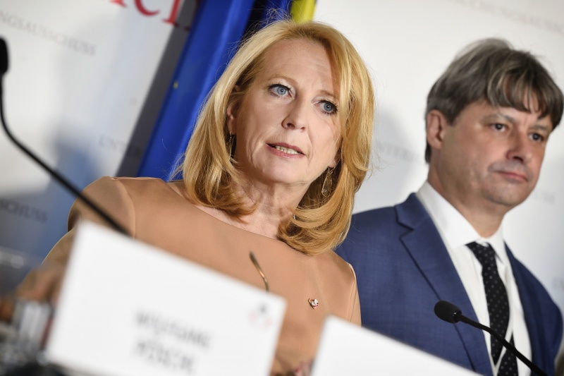 Von links: Zweite Nationalratspräsidentin Doris Bures (S), Verfahrensanwalt Arthur Mikesi