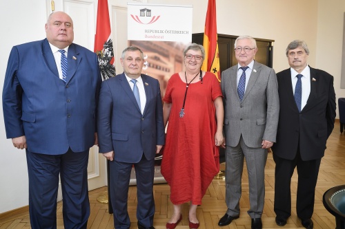 Gruppenfoto mit Bundesratspräsidentin Inge Posch-Gruska (S) und Delegationsmitgliedern des russischen Föderationsrates