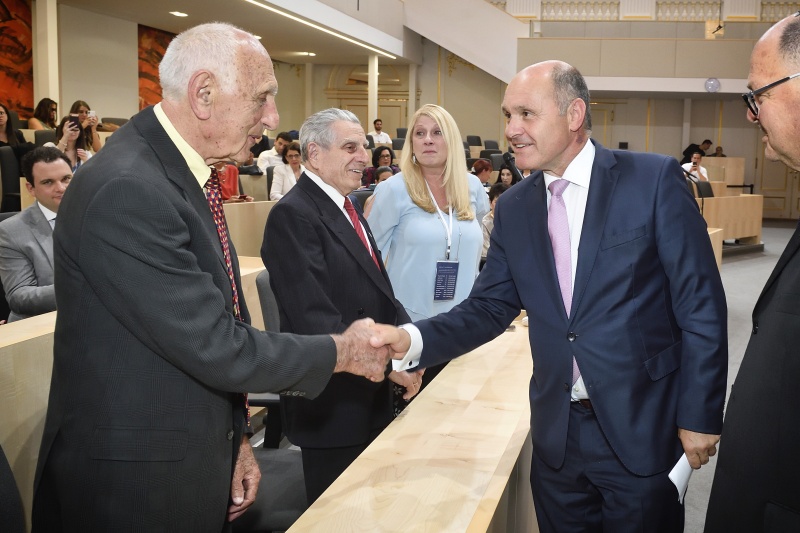 Nationalratspräsident Wolfgang Sobotka (V) (rechts) begrüßt einen Veranstaltungsteilnehmer
