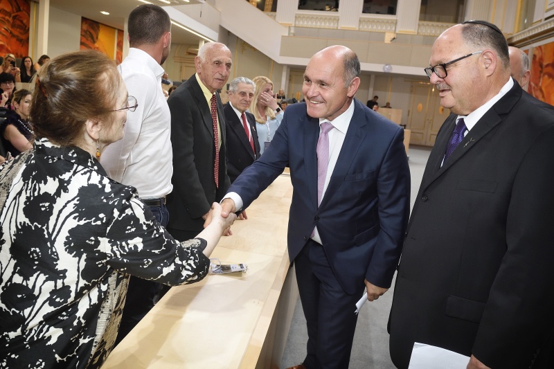 Nationalratspräsident Wolfgang Sobotka (V) begrüßt eine Veranstaltungsteilnehmerin