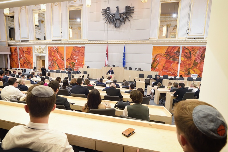 Blick Richtung VeranstaltungsteilnehmerInnen. Nationalratspräsident Wolfgang Sobotka (V) am Rednerpult