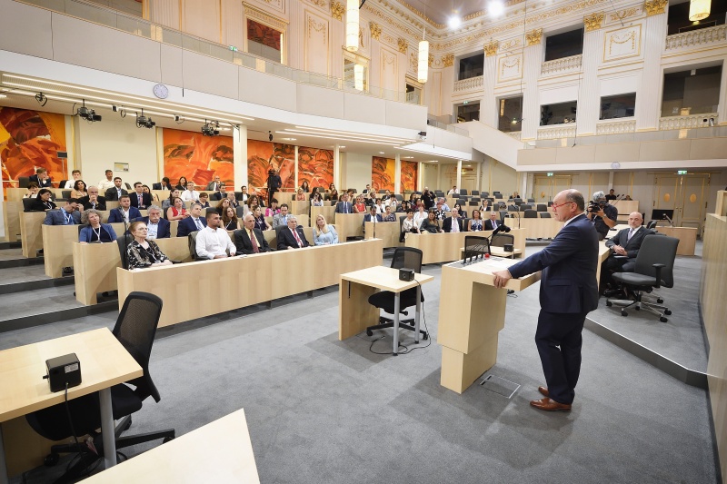 Blick Richtung VeranstaltungsteilnehmerInnen. Nationalratspräsident Wolfgang Sobotka (V) am Rednerpult