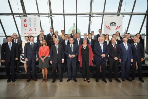 Gruppenfoto mit dem Präsidenten der Europäischen Kommission Jean-Claude Juncker (4. von links), Nationalratspräsident Wolfgang Sobotka (V) (5. von links), Bundesratspräsidentin Inge Posch-Gruska (S) (6. von links) und dem ersten Vizepräsidenten der Europäischen Union Frans Timmermans (4. von rechts)