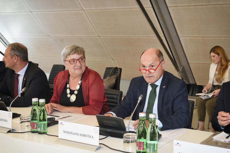 Von rechts: Begrüßung durch Nationalratspräsident Wolfgang Sobotka (V) und Bundesratspräsidentin Inge Posch-Gruska (S)