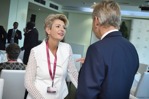 Präsidentin des Schweizer Ständerates Karin Keller-Sutter im Gespräch mit  Nationalratsabgeordneten Reinhold Lopatka (V)
