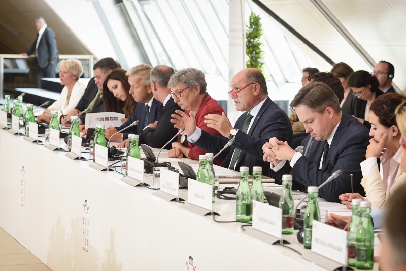 Von links: Bundesrätin Monika Mühlwerth (F), Nationalratsabgeordneter Jörg Leichtfried (S), Nationalratsabgeordnete Petra Steger (F), Nationalratsabgeordneter Reinhold Lopatka (V), Nationalratsabgeordneter Andreas Schieder (S), Bundesratspräsidentin Inge Posch-Gruska (S), Nationalratspräsident Wolfgang Sobotka (V), Nationalratsabgeordneter Johannes Schmuckenschlager (V), Nationalratsabgeordnete Alma Zadić (P)