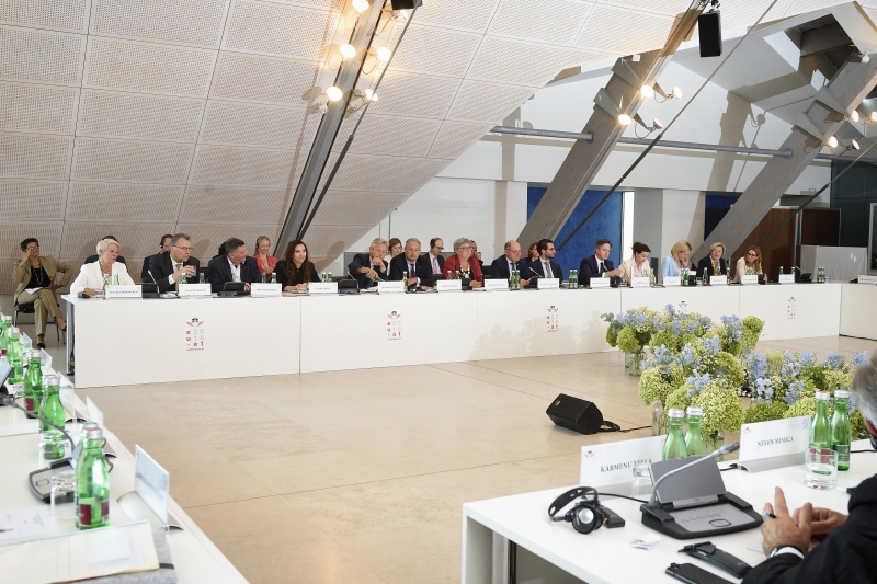 Von links: Bundesrätin Monika Mühlwert (F), Bundesratsvizepräsident Ewald Lindinger (S), Nationalratsabgeordneter Jörg Leichtfried (S), Nationalratsabgeordnete Petra Steger (F), Nationalratsabgeordneter Reinhold Lopatka (V), Nationalratsabgeordneter Andreas Schieder (S), Bundesratspräsidentin Inge Posch-Gruska (S), Nationalratspräsident Wolfgang Sobotka (V), Matthias Matuschek, Nationalratsabgeordneter Johannes Schmuckenschlager (V), Nationalratsabgeordnete Alma Zadić (P), Nationalratsabgeordnete Claudia Gamon (N), Nationalratsabgeordnete Michaela Steinacker (V), Nationalratsabgeordnete Carmen Jeitler-Cincelli (V)