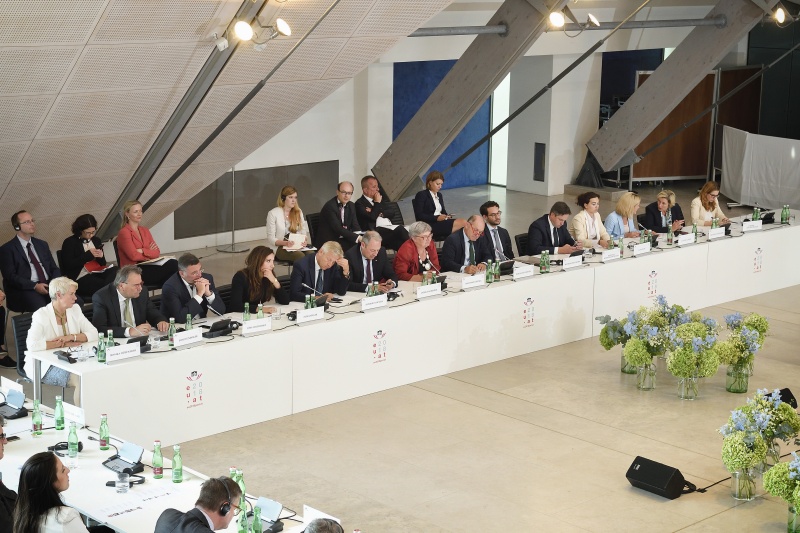 Von links: Bundesrätin Monika Mühlwert (F), Bundesrat Ewald Lindinger (S), Nationalratsabgeordneter Jörg Leichtfried (S), Nationalratsabgeordnete Petra Steger (F), Nationalratsabgeordneter Reinhold Lopatka (V), Nationalratsabgeordneter Andreas Schieder (S), Bundesratspräsidentin Inge Posch-Gruska (S), Nationalratspräsident Wolfgang Sobotka (V), Matthias Matuschek, Nationalratsabgeordneter Johannes Schmuckenschlager (V), Nationalratsabgeordnete Alma Zadić (P), Nationalratsabgeordnete Claudia Gamon (N), Nationalratsabgeordnete Michaela Steinacker (V), Nationalratsabgeordnete Carmen Jeitler-Cincelli (V)