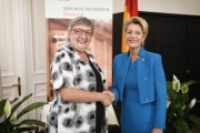 Von links: Bundesratspräsidentin Inge Posch-Gruska (S), Schweizer Ständeratspräsidentin Karin Keller-Sutter