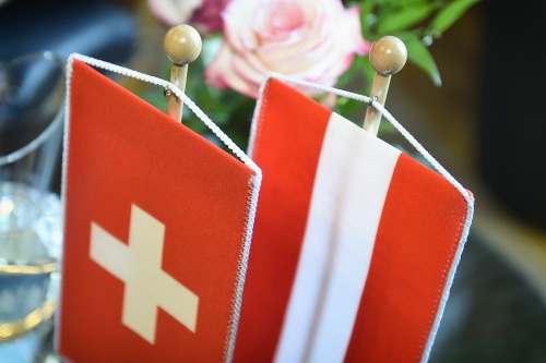 Tischflaggen der Schweiz und Österreichs