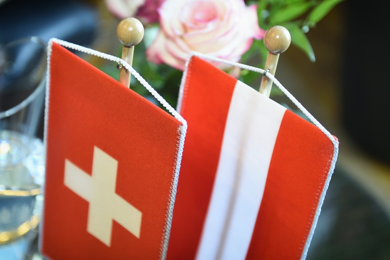 Tischflaggen der Schweiz und Österreichs