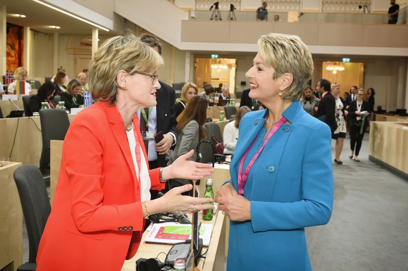 Von links: Vizepräsidentin des Europäischen Parlaments Mairead McGuiness, Präsidentin des Schweizer Ständerates Karin Keller-Sutter