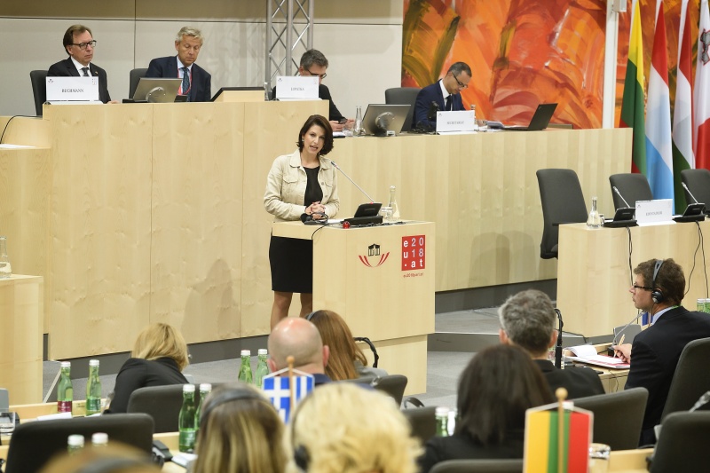 Staatssekretärin im Bundesministerium für Inneres Karoline Edtstadler (V) am WOrt