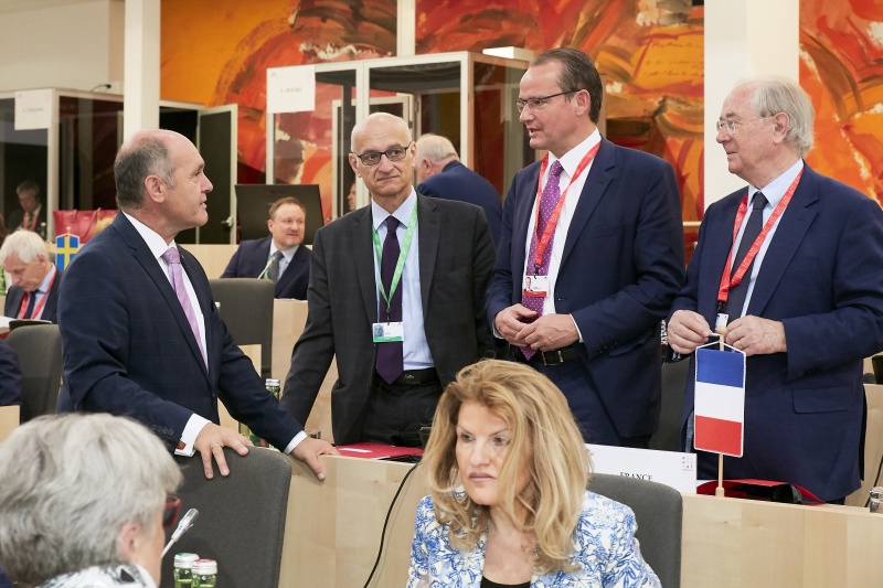 Nationalratspräsident Wolfgang Sobotka (V) im Gespräch mit VeranstaltungsteilnehmerInnen