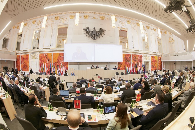 Begrüßung durch Nationalratsabgeordneter Reinhold Lopatka (V) am Präsidium. Blick Richtung VeranstaltungsteilnehmerInnen