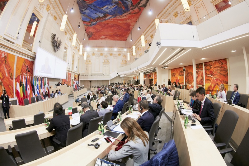 Begrüßung durch Nationalratsabgeordneter Reinhold Lopatka (V) am Präsidium. Blick Richtung VeranstaltungsteilnehmerInnen