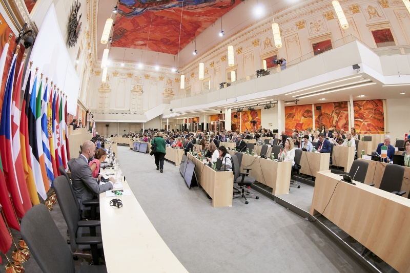 Begrüßung durch Nationalratsabgeordneter Reinhold Lopatka (V) am Präsidium. Blick Richtung VeranstaltungsteilnehmerInnen