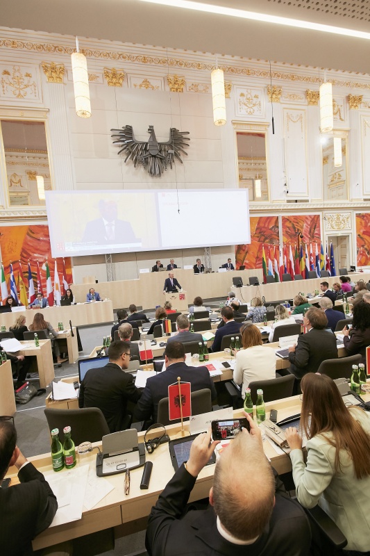 Begrüßung durch Nationalratspräsident Wolfgang Sobotka (V). Blick Richtung VeranstaltungsteilnehmerInnen